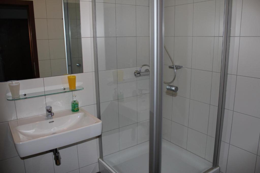 Gasthof Schiefer Zur Zugbruecke Kreuzen  Chambre photo