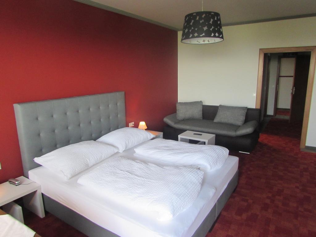 Gasthof Schiefer Zur Zugbruecke Kreuzen  Chambre photo